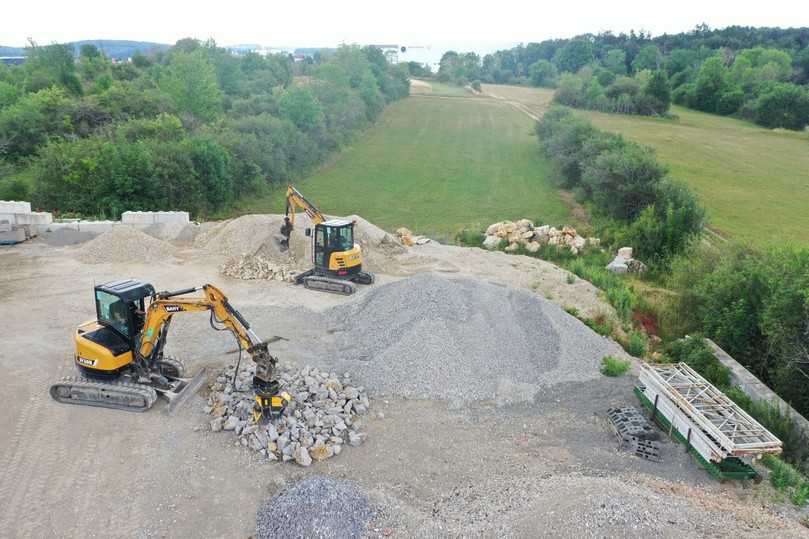 Die beiden Sany Maschinen SY50U und SY35U bei der Aufbereitung von Betonteilen | Foto: Sany