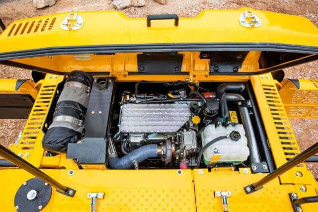 Die SCR-Einheit mit Dieseloxidationskatalysator wird anstelle des Schalldämpfers verbaut. So sind keine Änderungen am Blechkleid der Bagger nötig. | Fotos: JCB Die SCR-Einheit mit Dieseloxidationskatalysator wird anstelle des Schalldämpfers verbaut. So sind keine Änderungen am Blechkleid der Bagger nötig. | Fotos: JCB