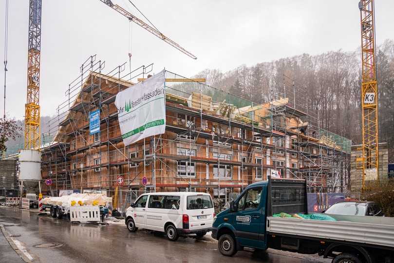 Rohbau in Tegernsee: Das Mehrfamilienhaus wurde in monolithischer Ziegelbauweise errichtet. Für die hohe Wärmedämmung der Außenwände sorgt der holzfasergefüllte „WS08 Silvacor“-Mauerziegel. | Foto: Christian Tharovsky Rohbau in Tegernsee: Das Mehrfamilienhaus wurde in monolithischer Ziegelbauweise errichtet. Für die hohe Wärmedämmung der Außenwände sorgt der holzfasergefüllte „WS08 Silvacor“-Mauerziegel. | Foto: Christian Tharovsky