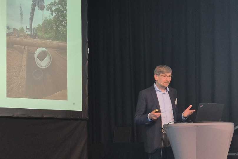Zwei aktuelle Großprojekte standen im Mittelpunkt des Vortrages von Uwe Wiederek, Abteilungsleiter Planung und Bau Netze der Stadtentwässerungsbetriebe Köln. | Foto: B_I/zu Eulenburg