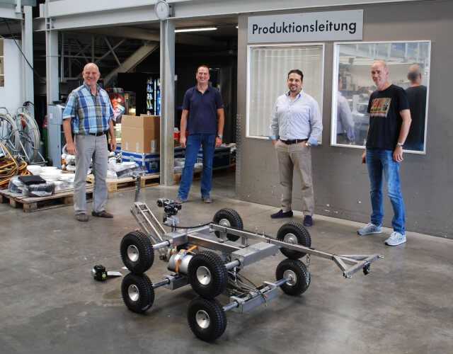 Zufrieden mit dem „Gigant“ und seinen Eigenschaften: Christian Heuss und Jochen Köhler von Swietelsky-Faber sowie Vincenzo Cutruzzola und Christian Weintz von Prokasro. | Foto: A. zu Eulenburg