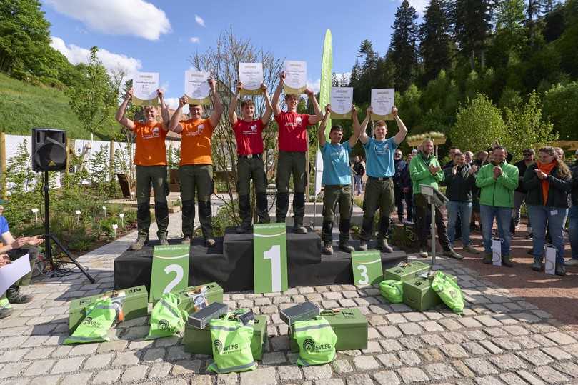 Die drei erstplatzierten Teams beim baden-württembergischen Landschaftsgärtner-Cup auf der Gartenschau im Tal X. | Foto: Sven Falk Die drei erstplatzierten Teams beim baden-württembergischen Landschaftsgärtner-Cup auf der Gartenschau im Tal X. | Foto: Sven Falk