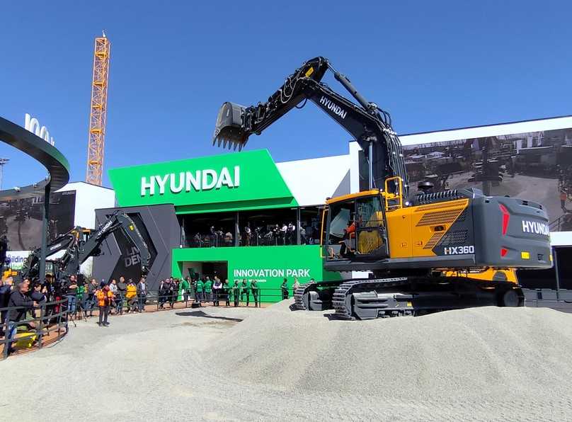 Die neue Hyundai-Kettenbagger-Generation, auf der bauma 2025 vertreten durch den HX360, verfügt jetzt über eine elektrohydraulische Vorsteuerung. Damit halten viele digitale Technologien Einzug in die Maschinen. | Foto: B_I MEDIEN/Stellmach Die neue Hyundai-Kettenbagger-Generation, auf der bauma 2025 vertreten durch den HX360, verfügt jetzt über eine elektrohydraulische Vorsteuerung. Damit halten viele digitale Technologien Einzug in die Maschinen. | Foto: B_I MEDIEN/Stellmach