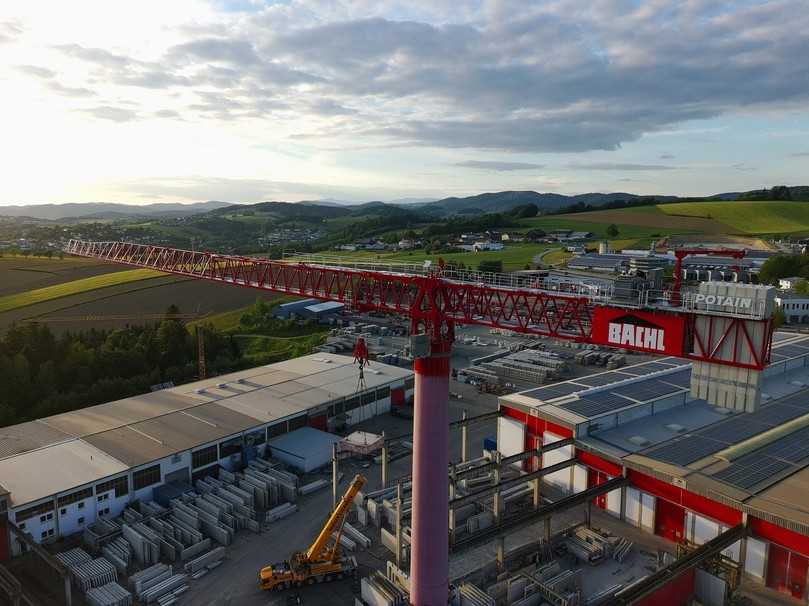 Neuer MDT 1609 bei Bachl: Ein maßgefertigter Adapter erlaubte die Montage des gigantischen Oberwagens auf einem vorhandenen Turmmast. | Foto: Manitowoc