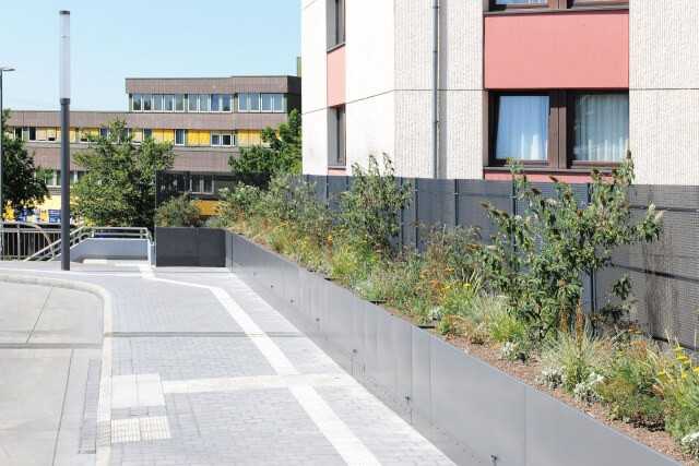 Insgesamt lieferte der Metallwarenhersteller 210 maßgefertigte Laufmeter der Hochbeete mit Pulverbeschichtung. Die Sonderanfertigungen gewährleisteten eine reibungslose Montage. | Foto: Richard Brink GmbH & Co. KG Insgesamt lieferte der Metallwarenhersteller 210 maßgefertigte Laufmeter der Hochbeete mit Pulverbeschichtung. Die Sonderanfertigungen gewährleisteten eine reibungslose Montage. | Foto: Richard Brink GmbH & Co. KG