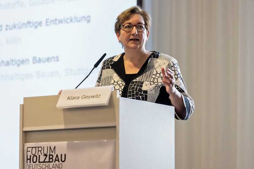 Will Holz, „diesem wunderbaren Baustoff“, einen höheren Stellenwert einräumen: Bundesministerin Geywitz spricht auf dem Deutschen Holzbau Kongress. | Foto: Forum Holzbau/Jan Kulke Will Holz, „diesem wunderbaren Baustoff“, einen höheren Stellenwert einräumen: Bundesministerin Geywitz spricht auf dem Deutschen Holzbau Kongress. | Foto: Forum Holzbau/Jan Kulke