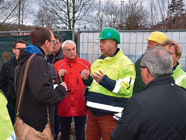 Henry Stuke, Beermann-Niederlassungsleiter Zeitz, erklärt auf der Baustelle Pressevertretern die Besonderheiten der Bohrmaßnahme. Links daneben: Michael Krenz von der Stadtentwässerung Dresden. | Foto: Pfaffinger Henry Stuke, Beermann-Niederlassungsleiter Zeitz, erklärt auf der Baustelle Pressevertretern die Besonderheiten der Bohrmaßnahme. Links daneben: Michael Krenz von der Stadtentwässerung Dresden. | Foto: Pfaffinger