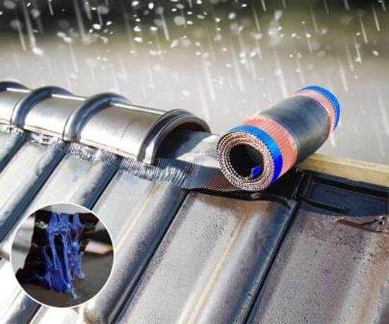 Firstrollen mit dem Kleber „Mage WSC“ lassen sich auch bei Feuchtigkeit und kühler Witterung zuverlässig verkleben. | Fotos: Mage Roof