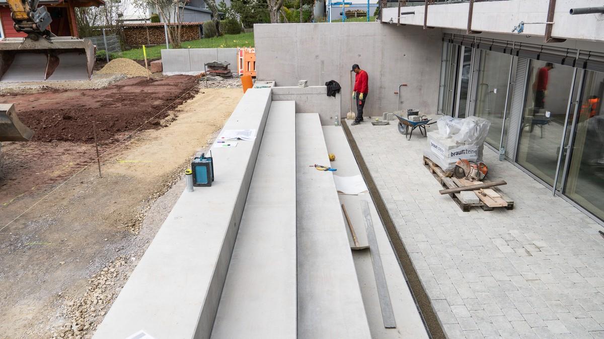 Im Frühjahr: Die Stufenanlage im südlichen Teil des neuen Kindergartens ist bereits gepflastert. | Foto: J. Mahrholdt
