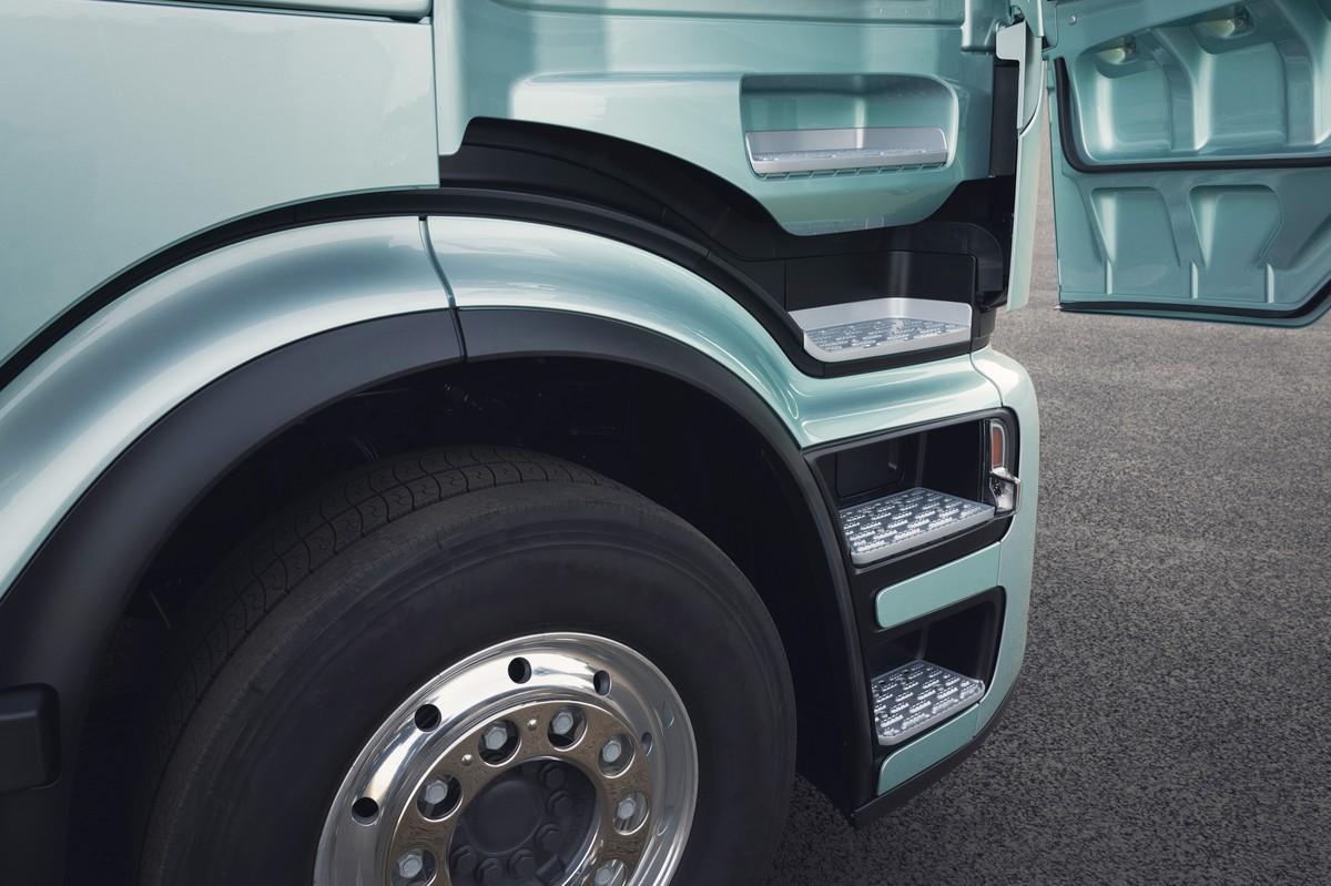 Die Einstiege sind windschnittig und die Radhäuser fest am Chassis montiert. | Foto: Daimler Truck AG