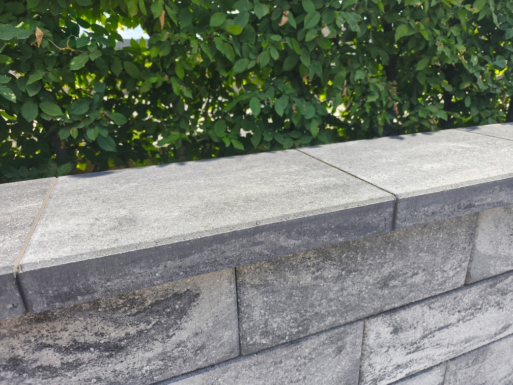 Jasto Baustoffwerke stellt neue Abdeckplatten für die Trendline-Gartenmauer vor
