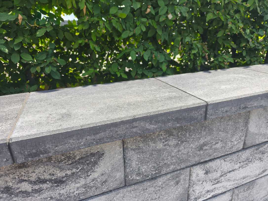 Jasto Baustoffwerke stellt neue Abdeckplatten für die Trendline-Gartenmauer vor