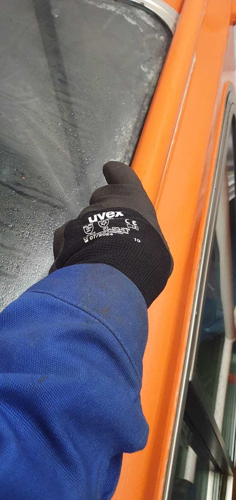 Bei Temperaturen unter 0 Grad und Arbeiten am Stahl hat sich der Handschuh als extrem robust und zuverlässig erwiesen. | Foto: Justus Meyer Bei Temperaturen unter 0 Grad und Arbeiten am Stahl hat sich der Handschuh als extrem robust und zuverlässig erwiesen. | Foto: Justus Meyer