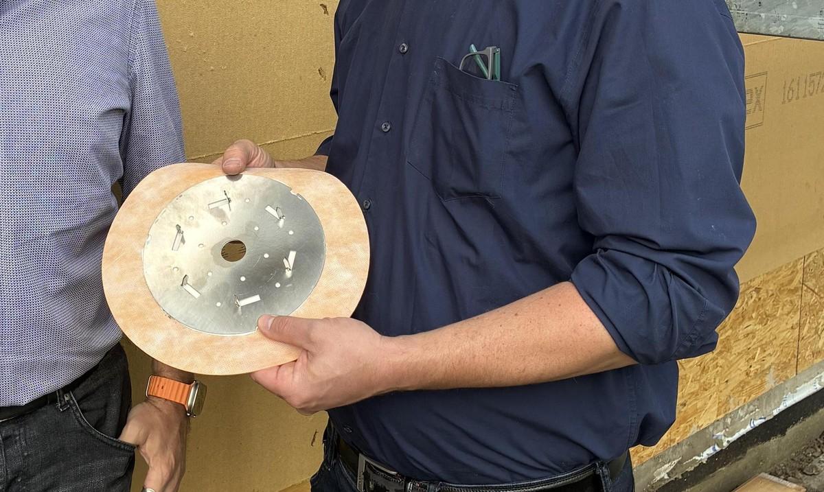 Kraftübertragung in der Dämmebene: Die vollflächig auf dem Dämmstoff verklebte Edelstahlplatte AquaPlate Protect fängt Hebelkräfte von Außenarmaturen ab und verhindert Rissbildungen im Außenputz. Ein überputzbares Vlies sorgt für die Einbindung in den Putzaufbau. | Foto: Adhera Systems
