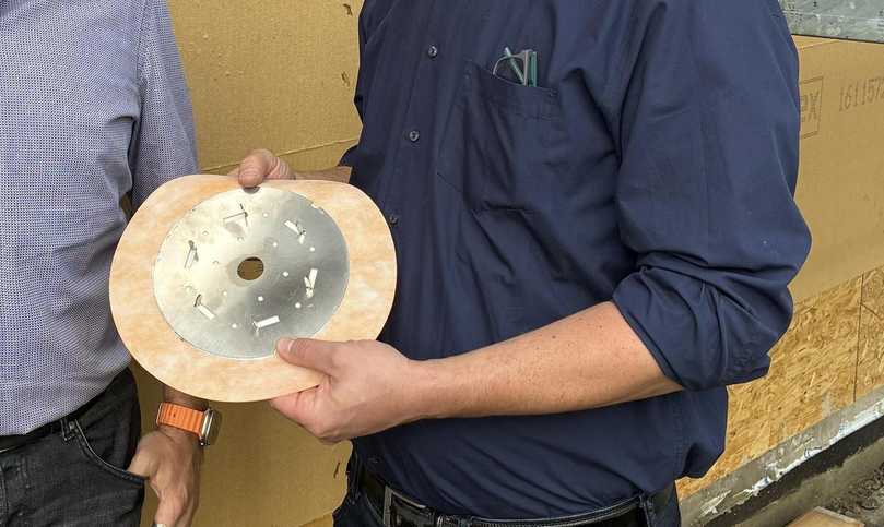 Kraftübertragung in der Dämmebene: Die vollflächig auf dem Dämmstoff verklebte Edelstahlplatte AquaPlate Protect fängt Hebelkräfte von Außenarmaturen ab und verhindert Rissbildungen im Außenputz. Ein überputzbares Vlies sorgt für die Einbindung in den Putzaufbau. | Foto: Adhera Systems