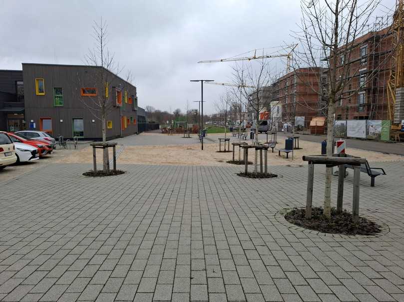 Multifunktionaler befestigter Wasserplatz vor Kindertagesstätte mit Retentionsfläche | Foto: WBD