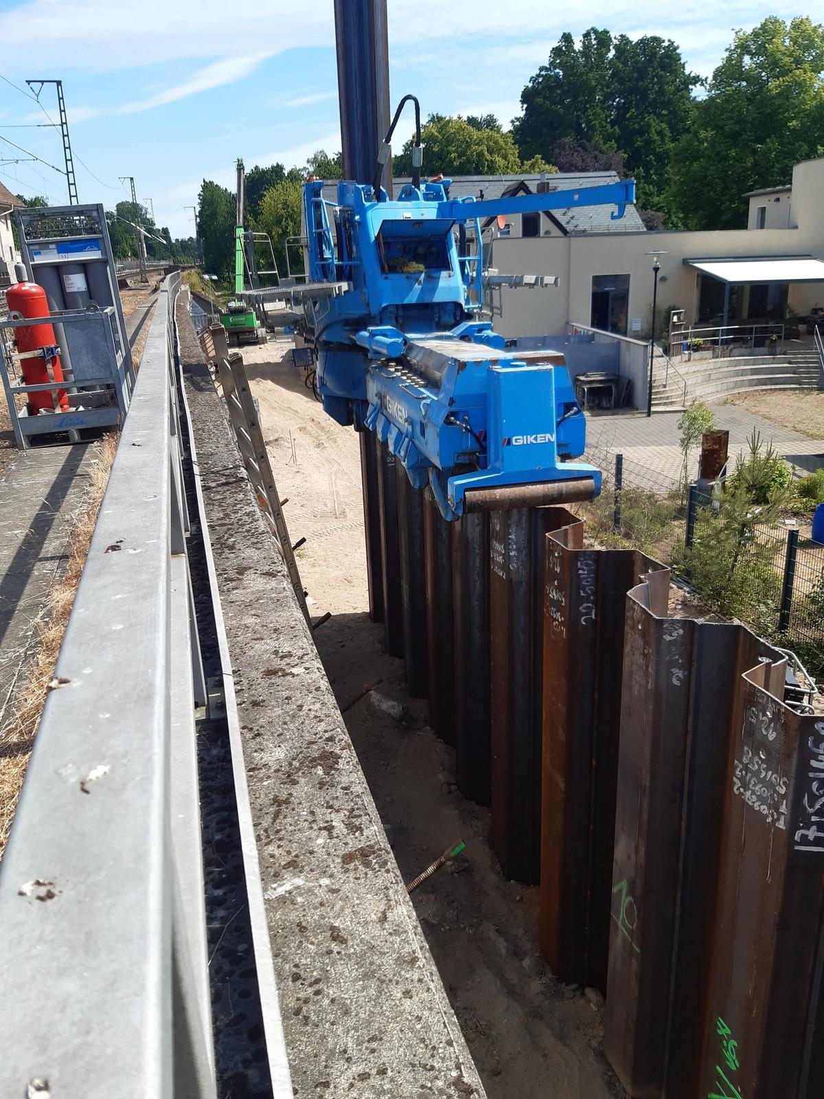Silent Piler von Giken beim Einpressen von Doppel-Spundwandprofilen als Auflagerung für einen 67 m langen Kopfbalken | Foto: Echterhoff Silent Piler von Giken beim Einpressen von Doppel-Spundwandprofilen als Auflagerung für einen 67 m langen Kopfbalken | Foto: Echterhoff