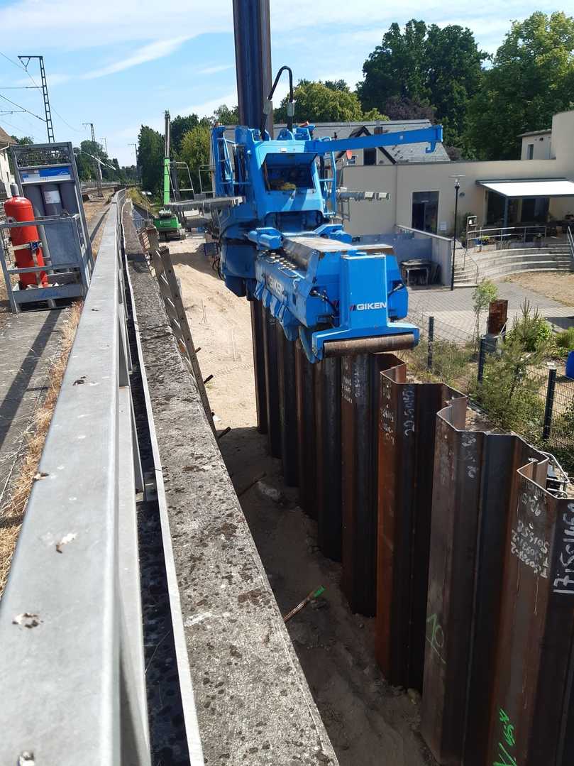 Silent Piler von Giken beim Einpressen von Doppel-Spundwandprofilen als Auflagerung für einen 67 m langen Kopfbalken | Foto: Echterhoff Silent Piler von Giken beim Einpressen von Doppel-Spundwandprofilen als Auflagerung für einen 67 m langen Kopfbalken | Foto: Echterhoff
