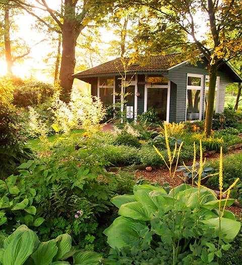 Nach dem Ausbau des Gartenhauses 2008 dient das Gebäude nun als Überwinterungs- quartier für Kübelpflanzen. Der ehemalige Rasen wurde durch großräumige Schatten- staudenpflanzungen ersetzt.