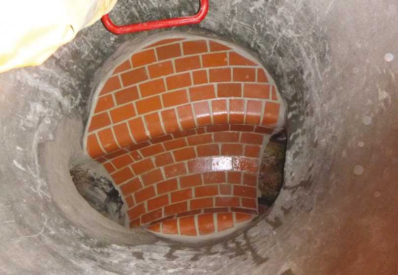 Der Neuaufbau des Gerinnes erfolgte auf einem stabilen Unterbau aus kunststoffvergütetem Zementmörtel und wurde mit besonders widerstandsfähigen Kanalklinkern ausgekleidet. | Foto: Katec Der Neuaufbau des Gerinnes erfolgte auf einem stabilen Unterbau aus kunststoffvergütetem Zementmörtel und wurde mit besonders widerstandsfähigen Kanalklinkern ausgekleidet. | Foto: Katec