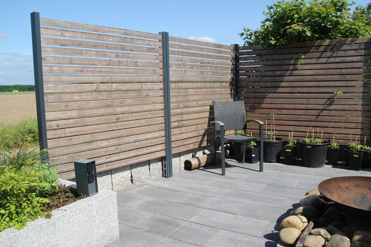 Zum offenen Feld hin wirkt der Sichtschutz von Schraubfrei als markante Abgrenzung. | Foto: Karsten Köber Zum offenen Feld hin wirkt der Sichtschutz von Schraubfrei als markante Abgrenzung. | Foto: Karsten Köber