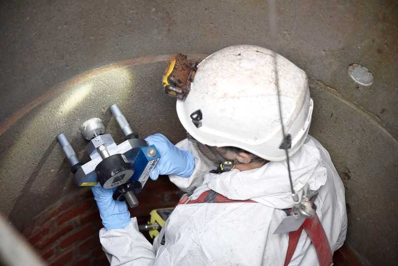 Ein IKT-Prüfer testet, bei welcher Zugkraft die Schachtoberfläche abreißt. | Foto: IKT