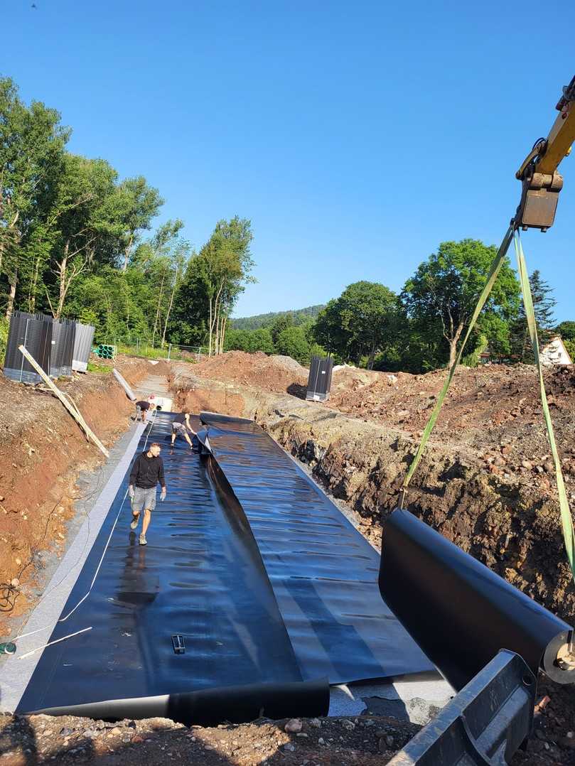 Das Planum ist angelegt. GeoVlies und Folienbahnen werden vor dem Aufbau von den Birco Rainblock Rigolenfüllkörpern ausgelegt. | Foto: Birco