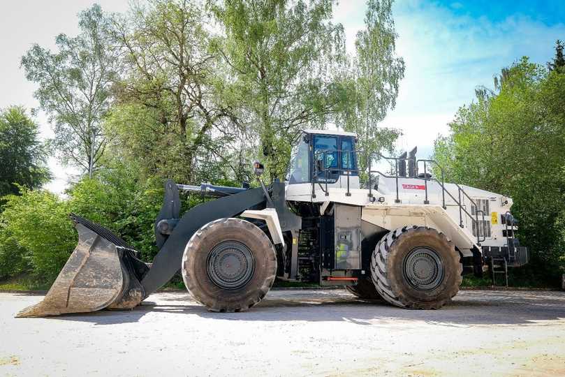 Bruchspezifische Ausstattung in Weiß: Der neue Komatsu-Radlader WA600-8 von Schlüter Baumaschinen übernimmt den Materialumschlag im Steinbruch der Casea GmbH in Dorste. | Foto: Schlüter Baumaschinen