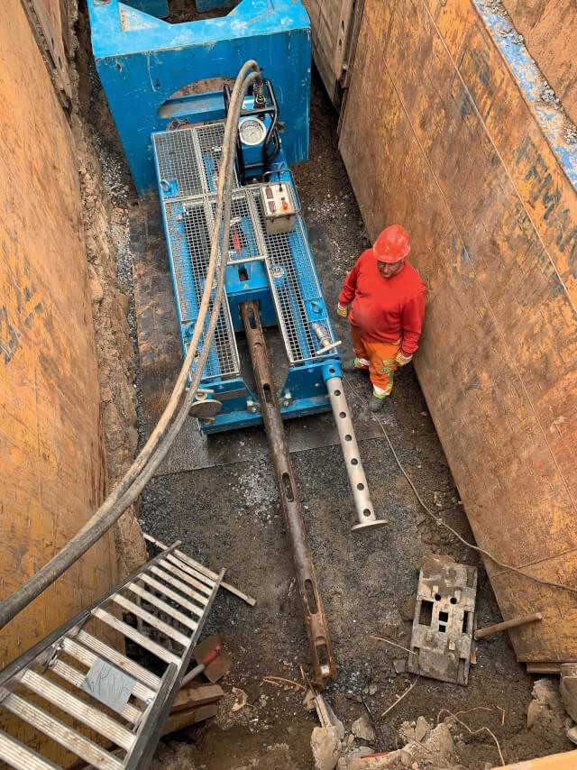 In der rund 5 m tiefen Baugrube schiebt der Grundoburst 2500G das Gestänge durch die alte Leitung. | Foto: Tracto-Technik In der rund 5 m tiefen Baugrube schiebt der Grundoburst 2500G das Gestänge durch die alte Leitung. | Foto: Tracto-Technik