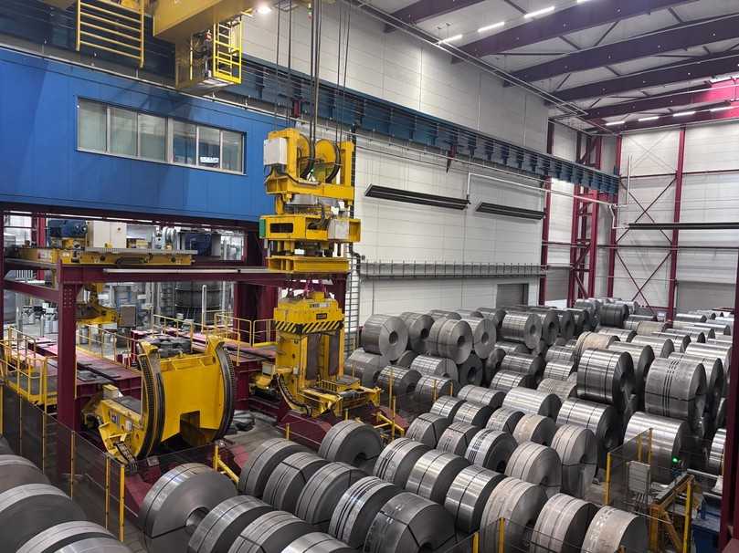 Ausgangsmaterial der Stahlfasern: kaltgewalzter Bandstahl in Coils, gelagert im Werk der Bilstein Group. | Foto: B_I MEDIEN/Mira Jacobsen