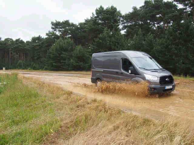 Volle Fahrt durch Schlammpfützen: Wie geht es dabei den Triebwerks- und Fahrwerkskomponenten?