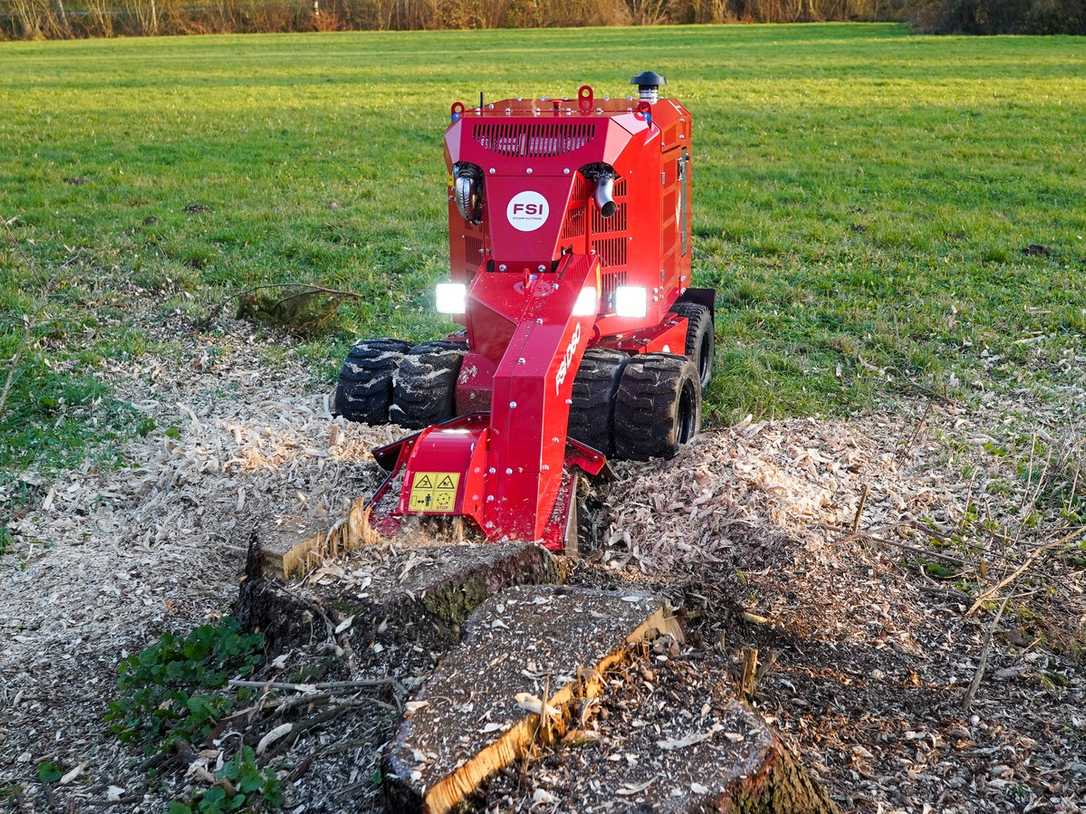 Baumstumpffräsen mit dem neuen Chip Baffle Leitblechsystem von FSI Baumstumpffräsen mit dem neuen Chip Baffle Leitblechsystem von FSI