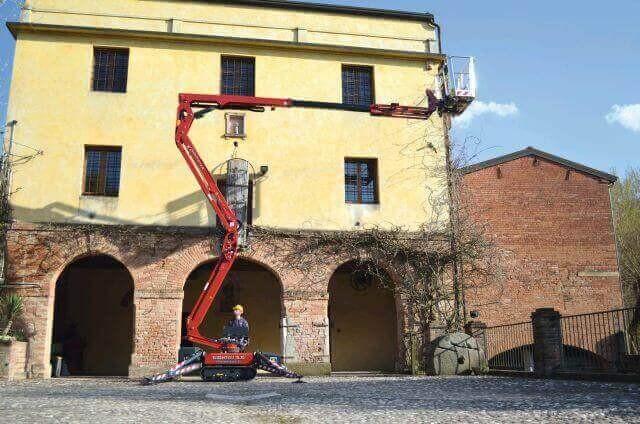 Die Raupenarbeitsbühne Hinowa Lightlift 15.70 Performance IIIS gibt es auch mit Lithium-Batteriepaket. | Foto: Hinowa