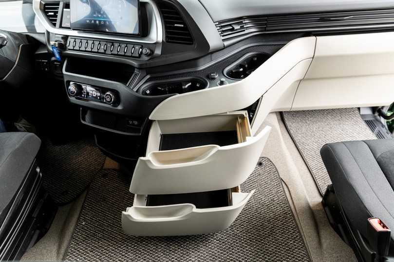 Die Schubladen im Mittelteil des Armaturenbretts bieten viel Stauraum und fügen sich fließend ins neue Kabinendesign ein. | Foto: FH Die Schubladen im Mittelteil des Armaturenbretts bieten viel Stauraum und fügen sich fließend ins neue Kabinendesign ein. | Foto: FH