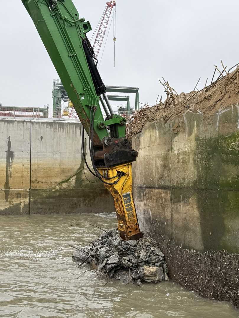 Kernstück des Rückbauprozesses ist der Epiroc HB 7000 Hydraulikhammer. | Foto: Epiroc