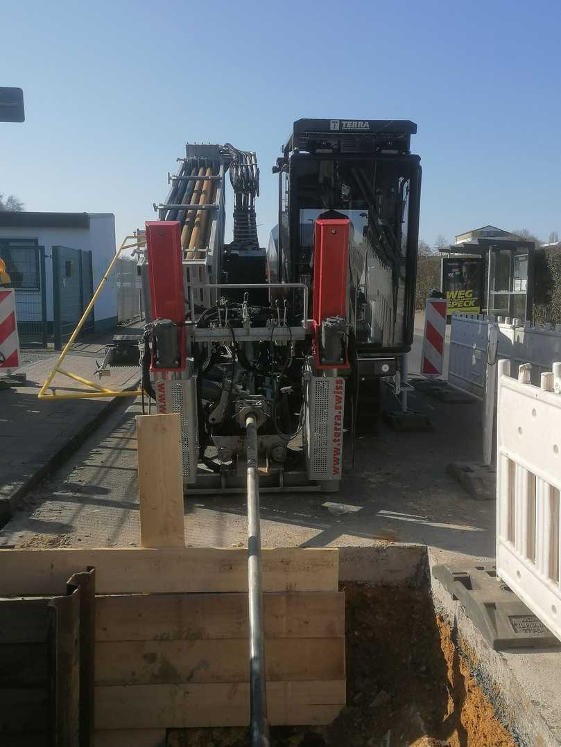 Ausgestattet mit einem 175 PS starken Perkins-Dieselmotor (Euro-Stufe 5) leistet der Terra-Jet DJ 40 bis zu 18 Tonnen Zug- und Schubkraft, 8.000 Nm Drehmoment und eine maximale Drehzahl von 255 U/min am Bohrgestänge. | Foto: Terra AG Ausgestattet mit einem 175 PS starken Perkins-Dieselmotor (Euro-Stufe 5) leistet der Terra-Jet DJ 40 bis zu 18 Tonnen Zug- und Schubkraft, 8.000 Nm Drehmoment und eine maximale Drehzahl von 255 U/min am Bohrgestänge. | Foto: Terra AG