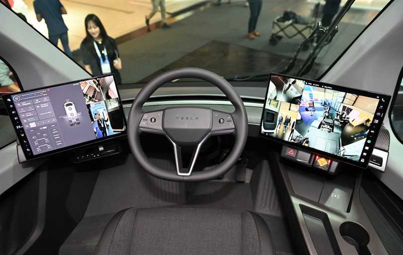 Lenkrad in der Mitte, große TFT-Monitore links und rechts – so präsentiert sich der Tesla Semi in der Fahrerkabine. | Foto: FH