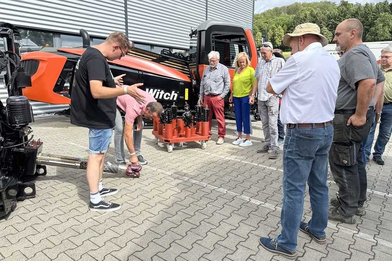 Viele Besucher ließen sich ausführlich die Funktionsweise der Ditch Witch Bohranlagen erklären. | Foto: L-Team Baumaschinen