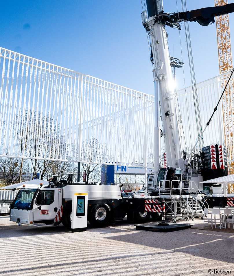 Gerade noch auf dem Liebherr-Stand – und schon bei BKL: Der LTM 1400-6.1 erreicht eine maximale Ausladung von 96 Metern. | Foto: Liebherr