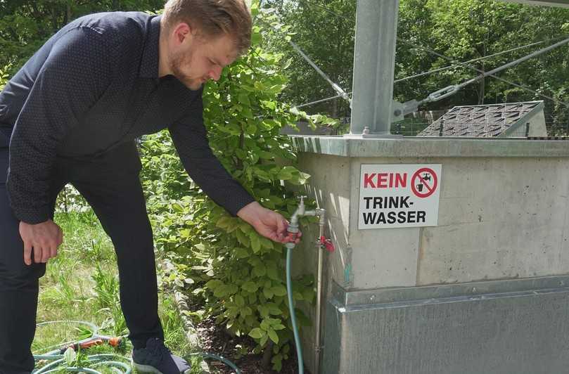 Auf den Dächern auftreffender Niederschlag wird gesammelt und zur Bewässerung des begrünten Innenhofs, der sechs Hochbeete und der Beete auf der Dachterrasse genutzt. Dies geschieht bequem mit Schlauchbrausen. | Foto: König