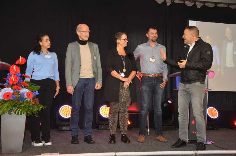 Kommunikationsexperte Leo Martin (r.) erklärte verschiedene Kommunikationsstrategien und las aus dem Verhalten der Teilnehmer, ob sie die Wahrheit sagten oder nicht. | Foto: B_I/Valdix Kommunikationsexperte Leo Martin (r.) erklärte verschiedene Kommunikationsstrategien und las aus dem Verhalten der Teilnehmer, ob sie die Wahrheit sagten oder nicht. | Foto: B_I/Valdix