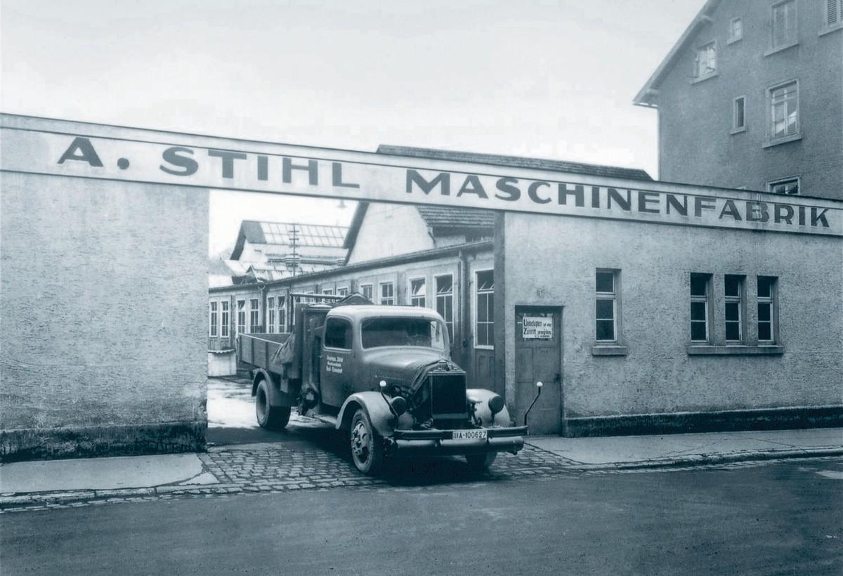 Die Werkseinfahrt der A. Stihl Maschinenfabrik in der Hallstrasse in Bad Cannstatt, 30er Jahre. | Foto: Stihl
