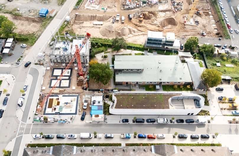 Das Baufeld des Dreihaus-Projektes von oben: 30 Prozent Bauzeit spart der 3D-Betondruck. | Foto: Peri 3D Construction GmbH Das Baufeld des Dreihaus-Projektes von oben: 30 Prozent Bauzeit spart der 3D-Betondruck. | Foto: Peri 3D Construction GmbH