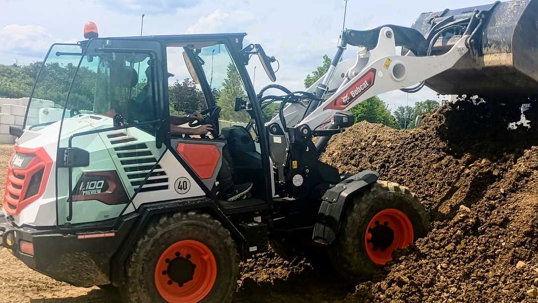 Bobcat L100: Neuer Kompakt-Radlader für den GaLaBau