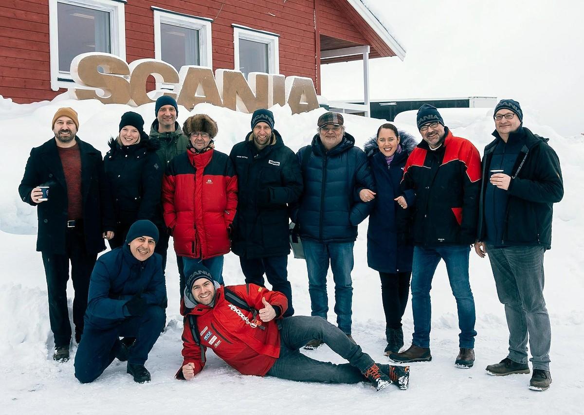 Die deutschsprachigen Presse-Vertreter posieren mit dem Scania-Team aus Koblenz zum Abschluss des Scania Winter Drive für ein Gruppenfoto. Ganz rechts Frank Hausmann | Foto: Scania