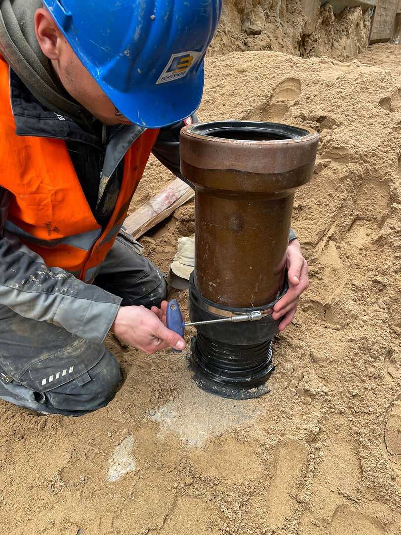 Sichere und zeitsparende Montage ohne schwere Hebeausrüstung: An die Anschlusselemente FA-B lassen sich direkt seitliche Steinzeugrohre in DN 150 anschließen. Dazu zieht der Handwerker das Spannband mit 6 Nm fest. | Foto: Flexseal Sichere und zeitsparende Montage ohne schwere Hebeausrüstung: An die Anschlusselemente FA-B lassen sich direkt seitliche Steinzeugrohre in DN 150 anschließen. Dazu zieht der Handwerker das Spannband mit 6 Nm fest. | Foto: Flexseal
