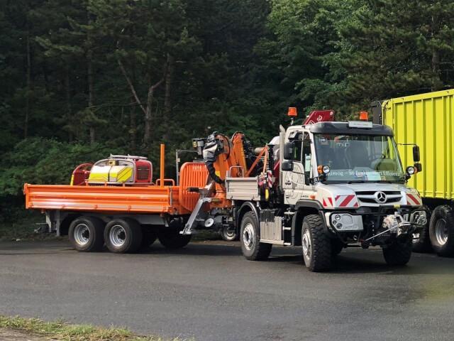 Unimog U423 mit Fassi Kran. Eine spezielle Rahmenkonstruktion sorgt für eine sehr niedrige Beladehöhe der Unimog-Pritsche. Die von Schlang & Reichard serienmäßige angebotene Lenkdeichsel am Krananhänger ermöglicht das Rangieren auf engem Raum.