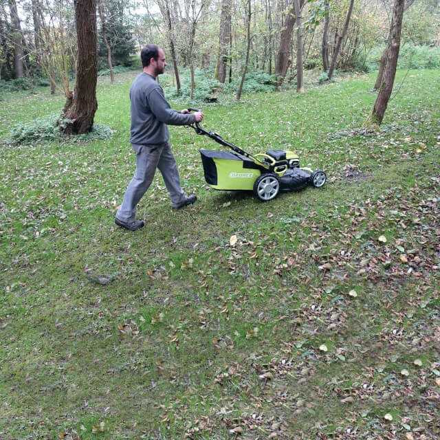 Mit dem Akku-Rasenmäher XR120 von G-Force konnten die Tester am Stück in ca. 45 Minuten 441 m2 Rasen mähen inklusive Laubaufnahme. | Fotos: Bauer