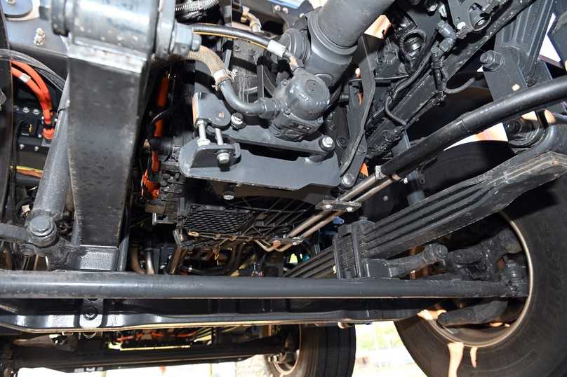 Den kompakten Zentralantrieb mit Dreiganggetriebe zwischen Vorder- und Hinterachsen steuert ZF bei. | Foto: Frank Hausmann / QUATEX