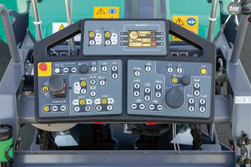 Neues Bedienkonzept ErgoBasic 5: Erstmals integriert die Fahrerbedienkonsole ein Display, über das die Bediener die Betriebsdaten der Maschine einsehen können. | Foto: Vögele